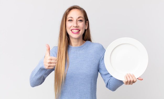 Uśmiechnięta osoba trzymająca talerz